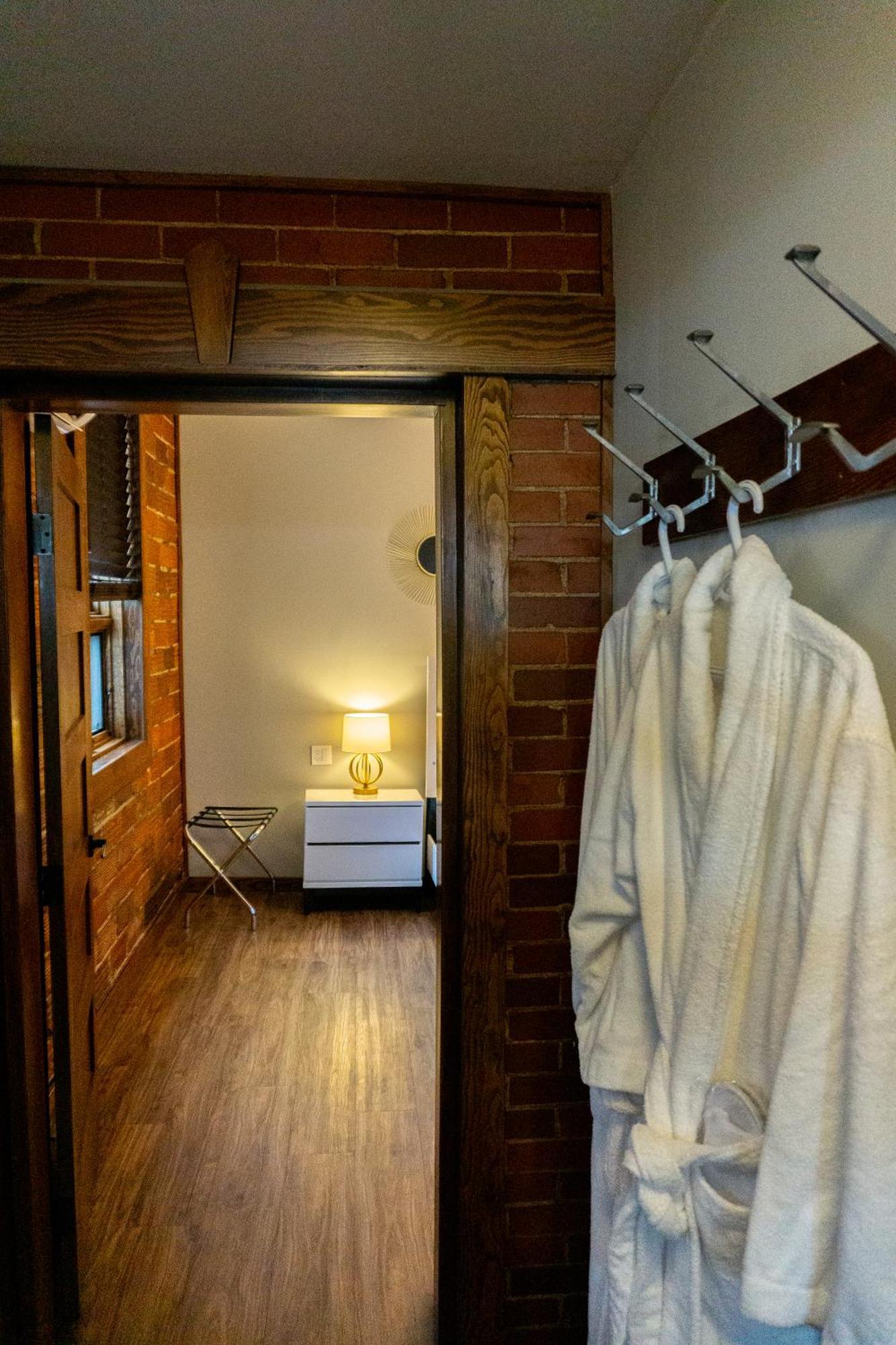 The Baker Hotel Cranbrook Esterno foto